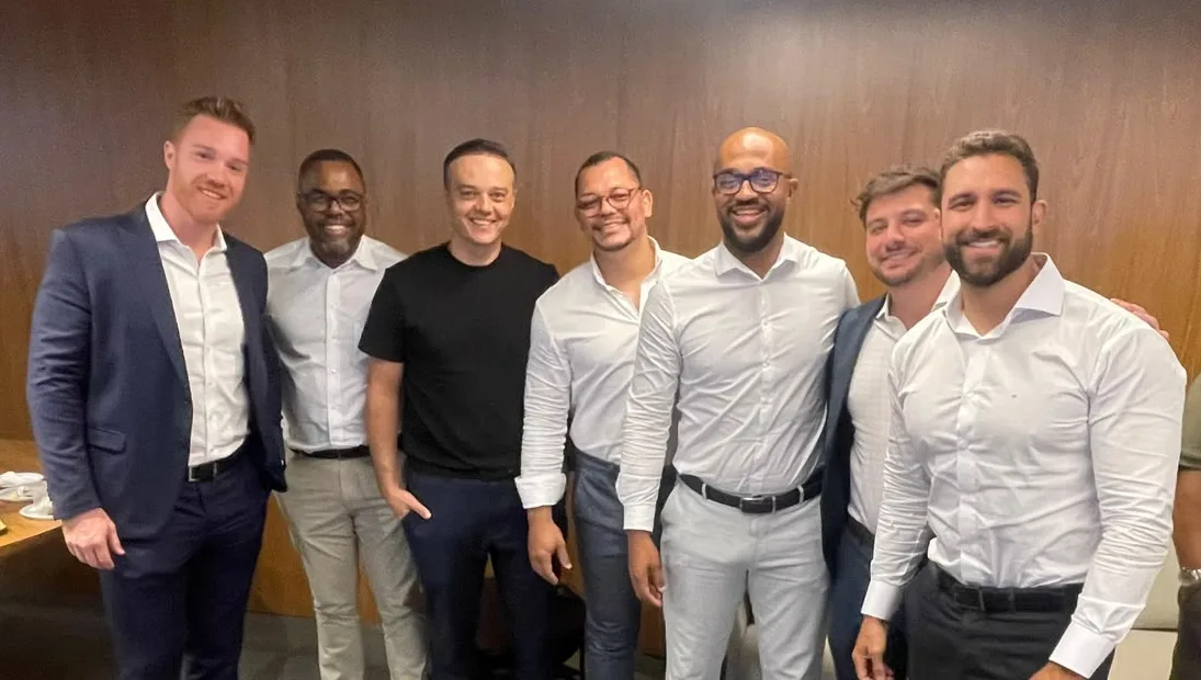 Equipe de especialistas do Grupo Manzela em planejamento financeiro e gestão de riscos